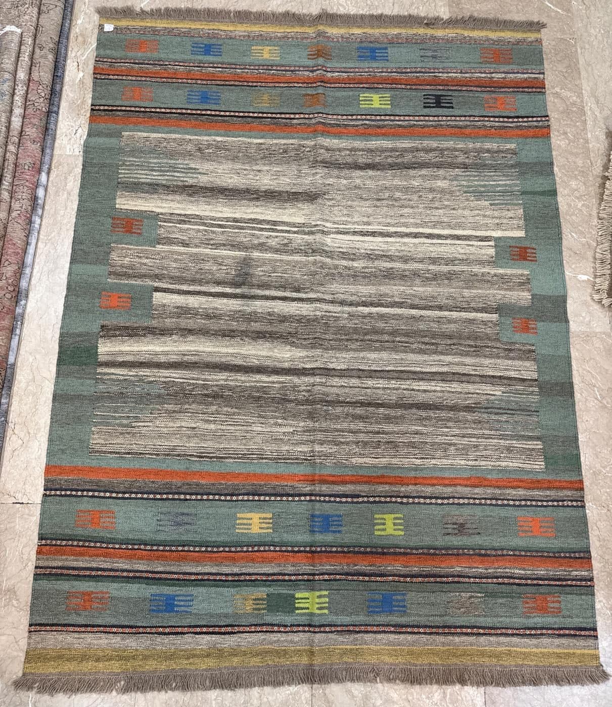 تصویر فرش گلیم دستبافت مدرن 1065 — کف ابری با شانه‌های رنگی — نمای 1