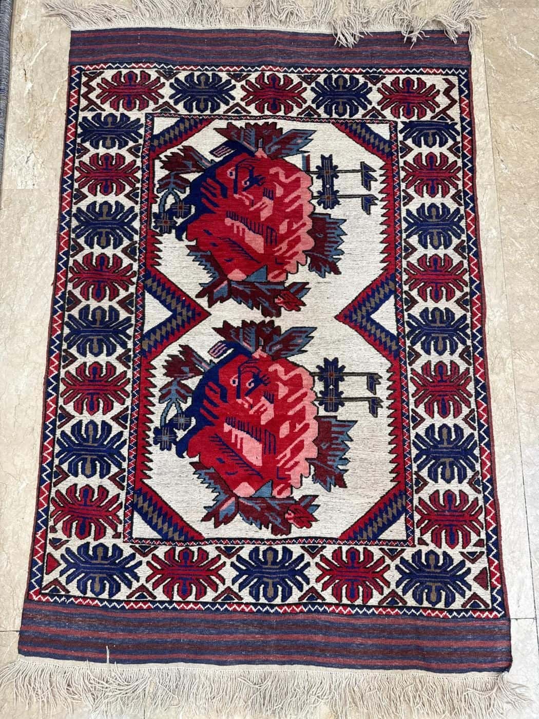 گلیم دستبافت 1049 — دو ترنجِ گلی روی کرم با حاشیهٔ گلدار